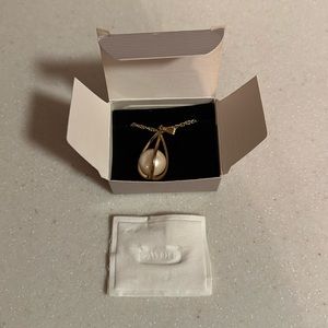 Avon 1990 Vintage Elegant Gold and Pearl Pendant Necklace